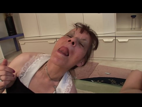 ❤️ Duas avós e um avô têm um ménage à trois ❤❌ Porno duro em nós ❤