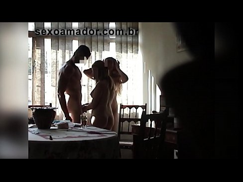 ❤️ Amigos sexuais convidam um homem gigante e um ménage à trois com ele ❤❌ Porno duro em nós ❤